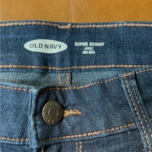OLD NAVY Super Skinny ankle mid rise jeans! NWT! Size 4